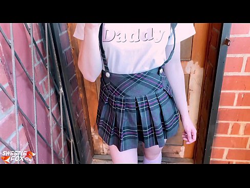 ❤️ Schoolgirl Mengisap penisnya dalam-dalam dan meniduri alih-alih kelas. Video sialan pada kami