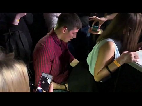 ❤️ Seks nyata di klub malam Rusia. Gadis Rusia berusia 18 tahun di anus dan vagina bercinta di klub malam Video sialan pada kami