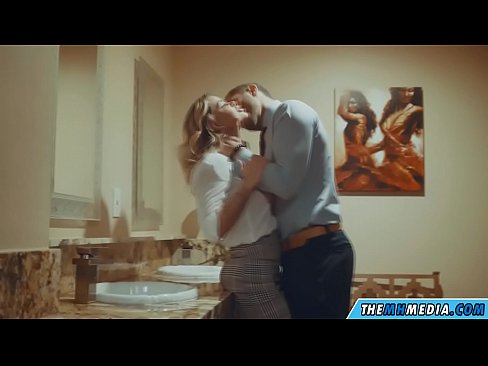 ❤️ Ketika seorang pirang berdada menggoda Anda di toilet umum Video sialan pada kami